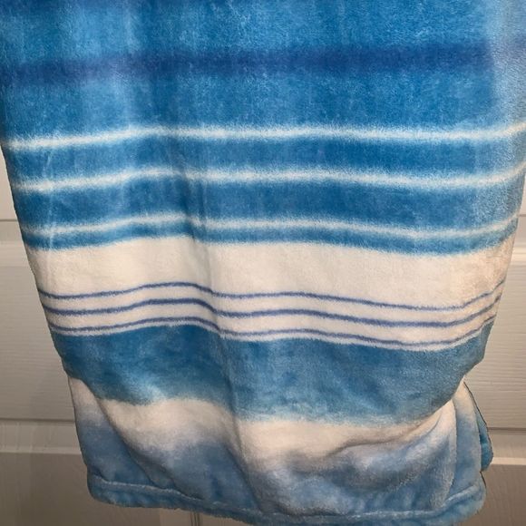 NWT Blue & White Juicy Striped Throw Blanket - Picture 4 of 7